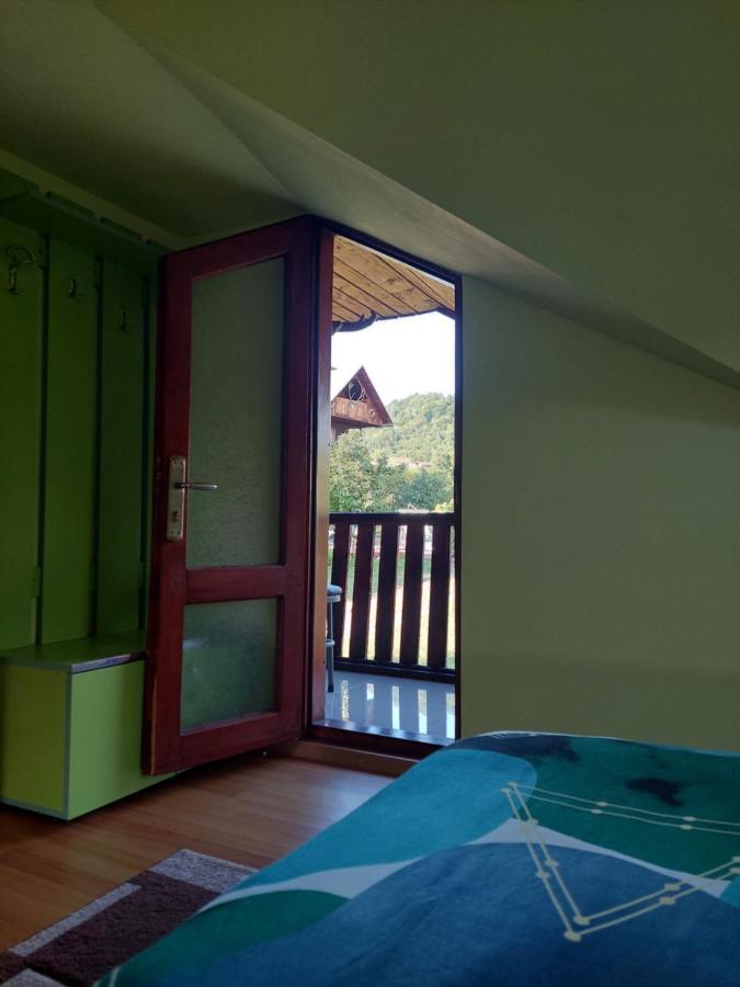 Cabana Cu Teren De Tenis -- Etaj Banita Экстерьер фото