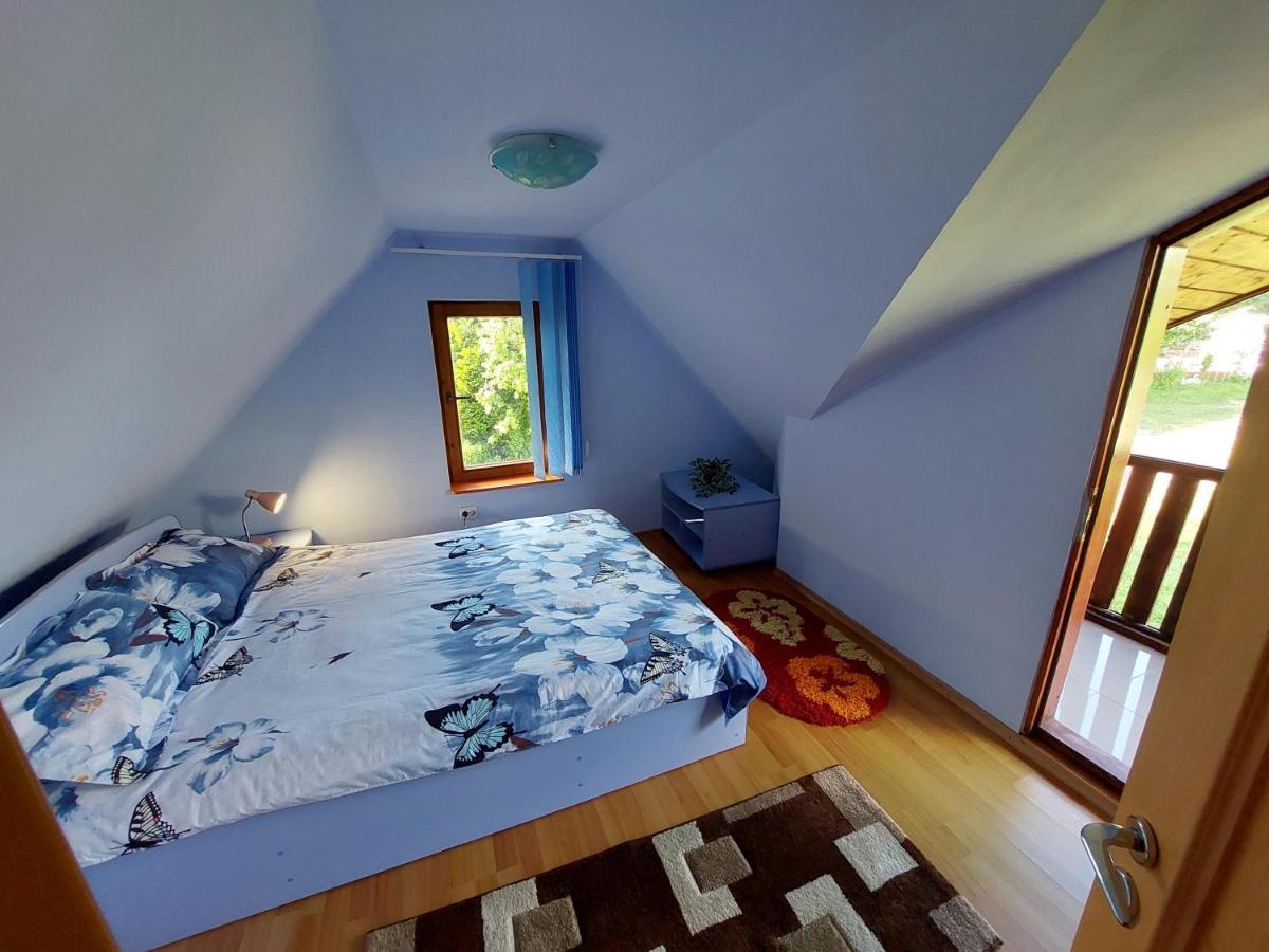 Cabana Cu Teren De Tenis -- Etaj Banita Экстерьер фото