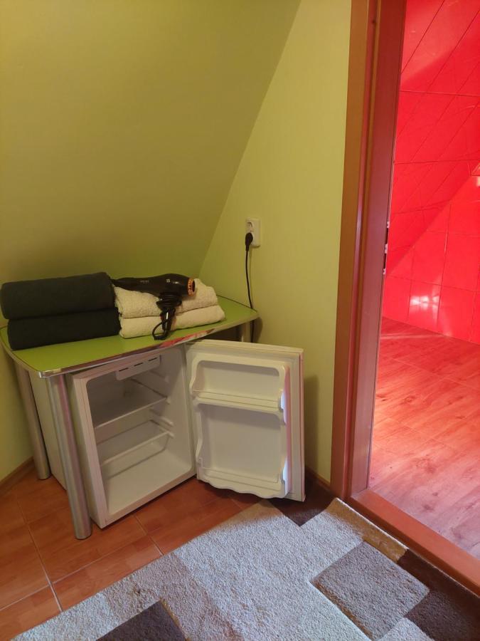 Cabana Cu Teren De Tenis -- Etaj Banita Экстерьер фото