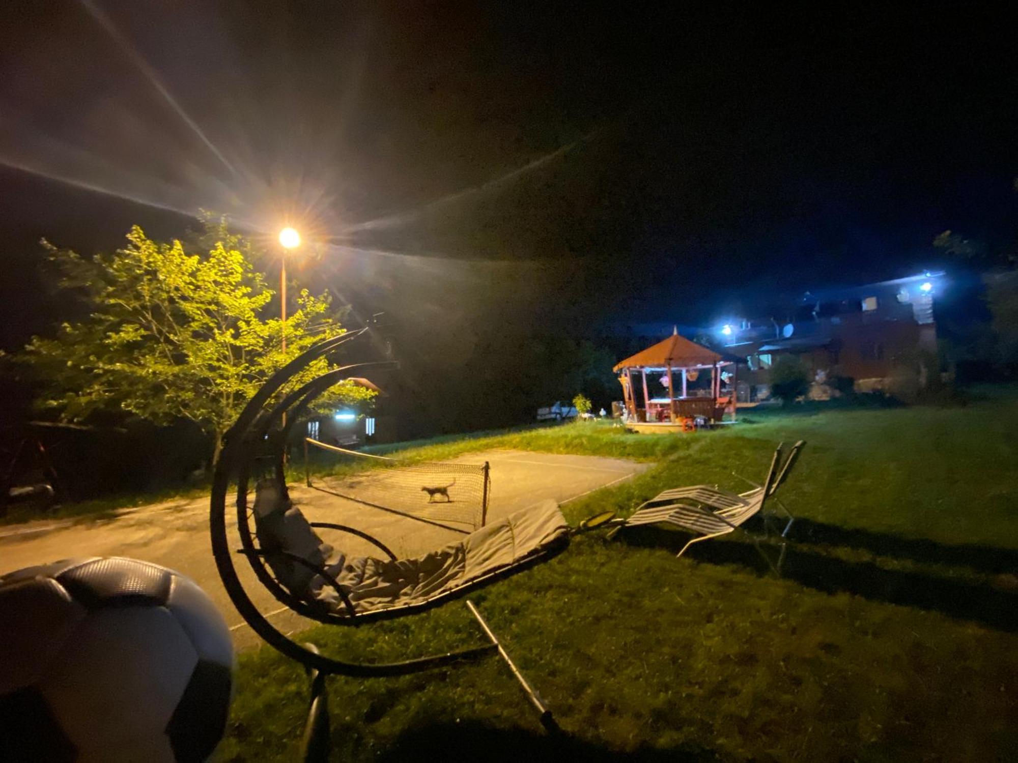 Cabana Cu Teren De Tenis -- Etaj Banita Экстерьер фото